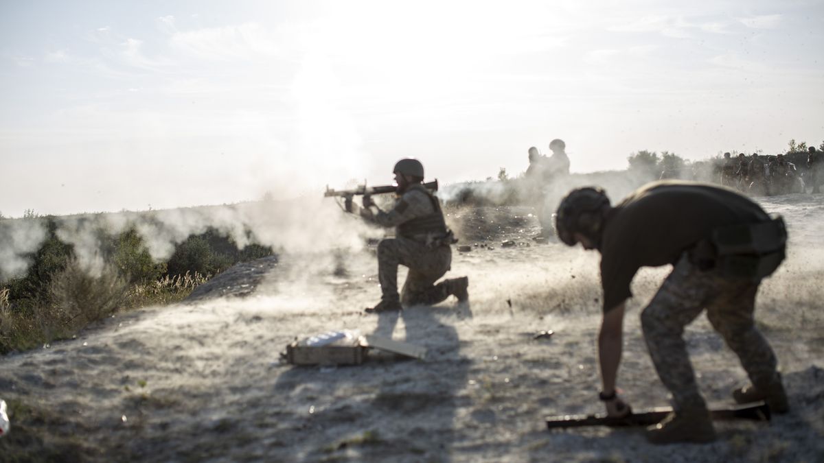 Ukrajinské obrněné vozy na jihu překonaly poslední vrstvu ruské obrany